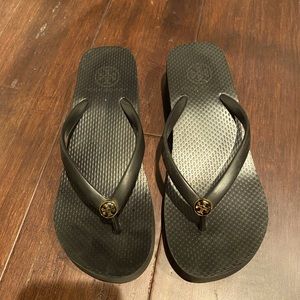 Tory Burch black platform flip flops- good condition